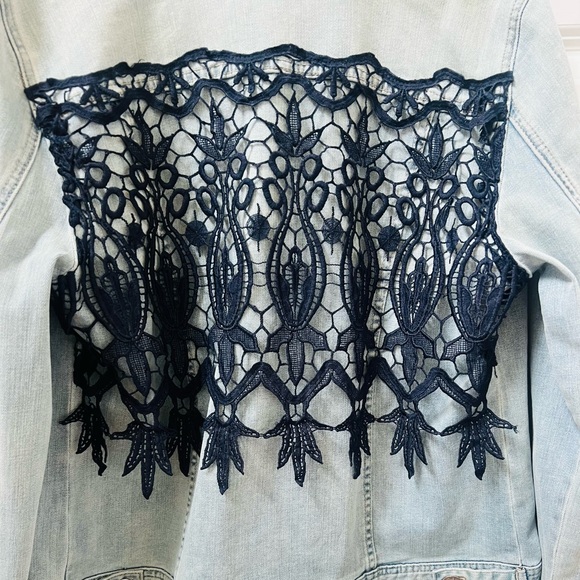 Like new Chico's size 2 light jean jacket with fun back design - Picture 5 of 6